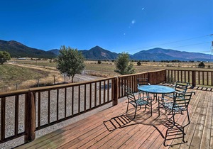 Questa Home w/ Views - 13 Mi to Red River Skiing!