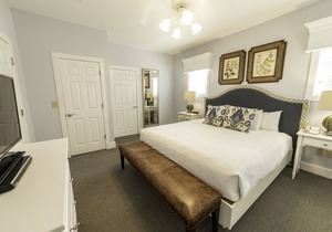 Quiet end home. Walk to Water Country, minutes to Busch Gardens, Pools & Golf
