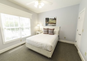 Quiet end home. Walk to Water Country, minutes to Busch Gardens, Pools & Golf