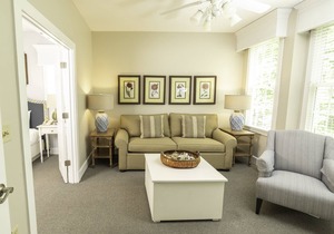 Quiet end home. Walk to Water Country, minutes to Busch Gardens, Pools & Golf