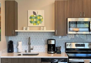 Relaxing 2 Bed Travel Apartment Steps Away from Riverfront Park