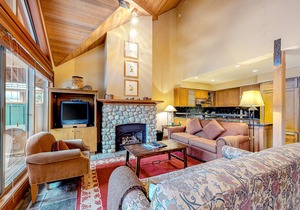 Relaxing first-floor townhouse with a private hot tub, fireplace, & great views