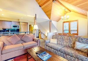 Relaxing first-floor townhouse with a private hot tub, fireplace, & great views