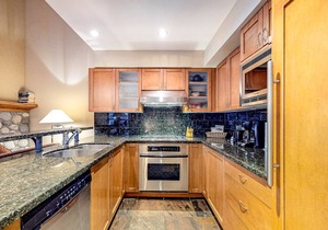 Relaxing first-floor townhouse with a private hot tub, fireplace, & great views
