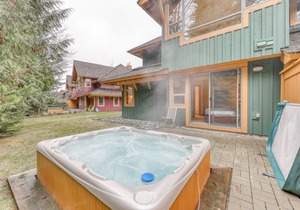 Relaxing first-floor townhouse with a private hot tub, fireplace, & great views