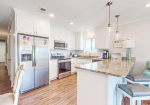 Remodeled duplex near local restaurants - walk 500’ to the beach