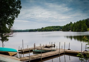 Renovated Lakeside Cottage#5, Hot Tub,Fishing Pier,Boats,Snowmobile off property
