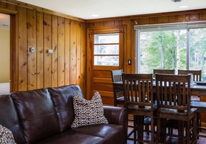 Renovated Lakeside Cottage#5, Hot Tub,Fishing Pier,Boats,Snowmobile off property