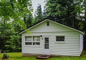 Renovated Lakeside Cottage#5, Hot Tub,Fishing Pier,Boats,Snowmobile off property