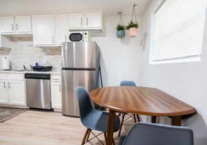 Renovated Riverside Studio Retreat - Sleeps 8 ppl