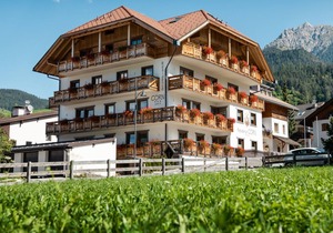 Residence Corn - Standard Apartment 8 with Mountain View, Jacuzzi, Wi-Fi & Balcony