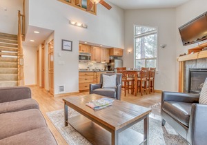 Resort living, 2 Bedroom Condo with Balcony Views, Community Pool & Hot Tub!