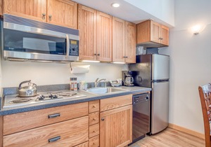 Resort living, 2 Bedroom Condo with Balcony Views, Community Pool & Hot Tub!