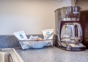Resort living, 2 Bedroom Condo with Balcony Views, Community Pool & Hot Tub!