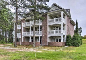 Resort-Style CondoandSuite on Golf Course with Pool!