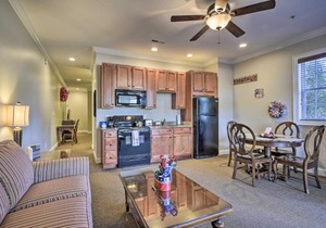 Resort-Style CondoandSuite on Golf Course with Pool!