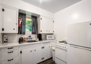 Retro motel suite near the bayshore with firepit & WiFi