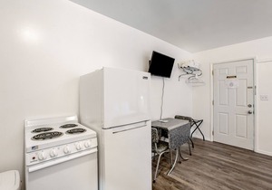 Retro motel suite near the bayshore with firepit & WiFi
