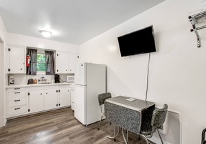 Retro motel suite near the bayshore with firepit & WiFi