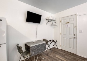 Retro motel suite near the bayshore with firepit & WiFi