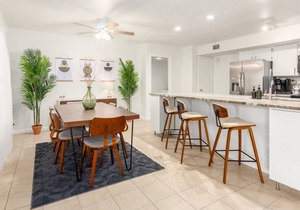 Retro Retreat Scottsdale: 5BR, heated pool, BBQ, outdoor dining