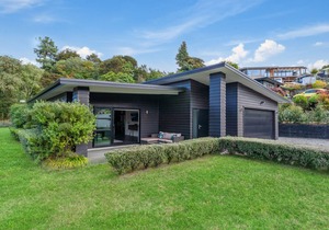 RIVER RETREAT - TAUPO HOLIDAY HOME, family friendly in Two Mile Bay