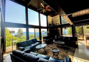 RL Breathtaking views and grand unique style private mountain retreat 4WD recommended