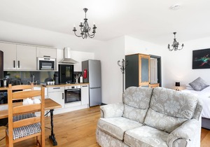Romantic Cosy Studio Cottage with Hot Tub