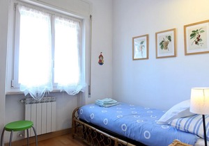 Rome: Flat - 4 rooms for 4/5 persons: House with pool and garden