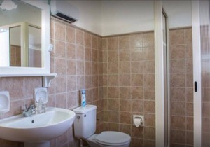 ROOM FOR 3 PEOPLE WITH PRIVATE BATHROOM ON THE CORRIDOR