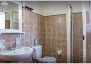ROOM FOR 3 PEOPLE WITH PRIVATE BATHROOM ON THE CORRIDOR