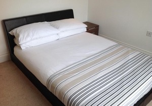 Room with private bathroom in shared apartment. Two minutes walk to tube