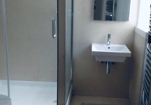 Room with private bathroom in shared apartment. Two minutes walk to tube