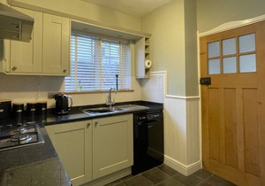 Rose Bank Cottage - a cottage that sleeps 5 guests in 3 bedrooms