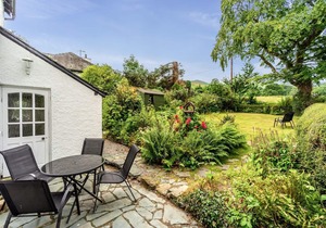 Rose Bank Cottage - a cottage that sleeps 5 guests in 3 bedrooms