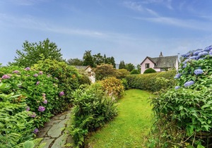 Rose Bank Cottage - a cottage that sleeps 5 guests in 3 bedrooms