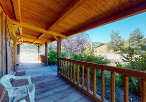 Rustic bunk house surrounded by beauty w/fully equipped kitchen & free WiFi