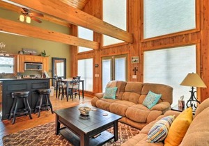 Rustic Lamar Cabin with Deck and Private Hot Tub