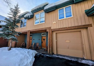 Rustic & Warm Townhome with a Private Hot Tub