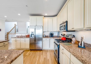 Salt Meadows townhouse w/elevator, gas grill & community pool and pier