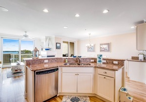 Salt Meadows townhouse w/elevator, gas grill & community pool and pier