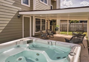 San Antonio Area Home w/Hot Tub - Mins to Downtown