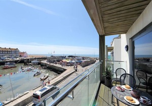 SANDSTONES, family friendly, luxury holiday cottage in West Bay