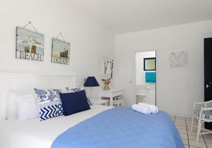 Santorini Akrotiri 30 - Family only