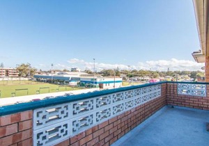 Seabreeze 4 opposite the bowling club Tuncurry