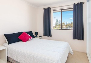 Seabreeze 4 - Opposite Tuncurry Bowling Club!