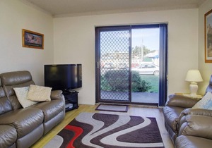 Seabreeze 6 - Opposite Tuncurry Bowling Club!
