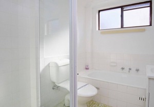 Seabreeze 6 - Opposite Tuncurry Bowling Club!