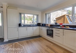 SEACLIFF, pet friendly, country holiday cottage in West Bay