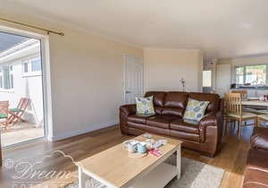 SEACLIFF, pet friendly, country holiday cottage in West Bay